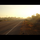 Dunst und Rauch hängt am Morgen über der Straße